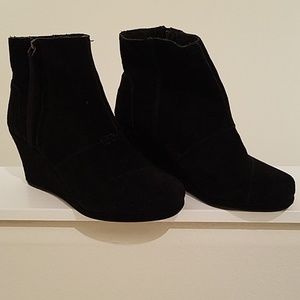 Toms black wedges